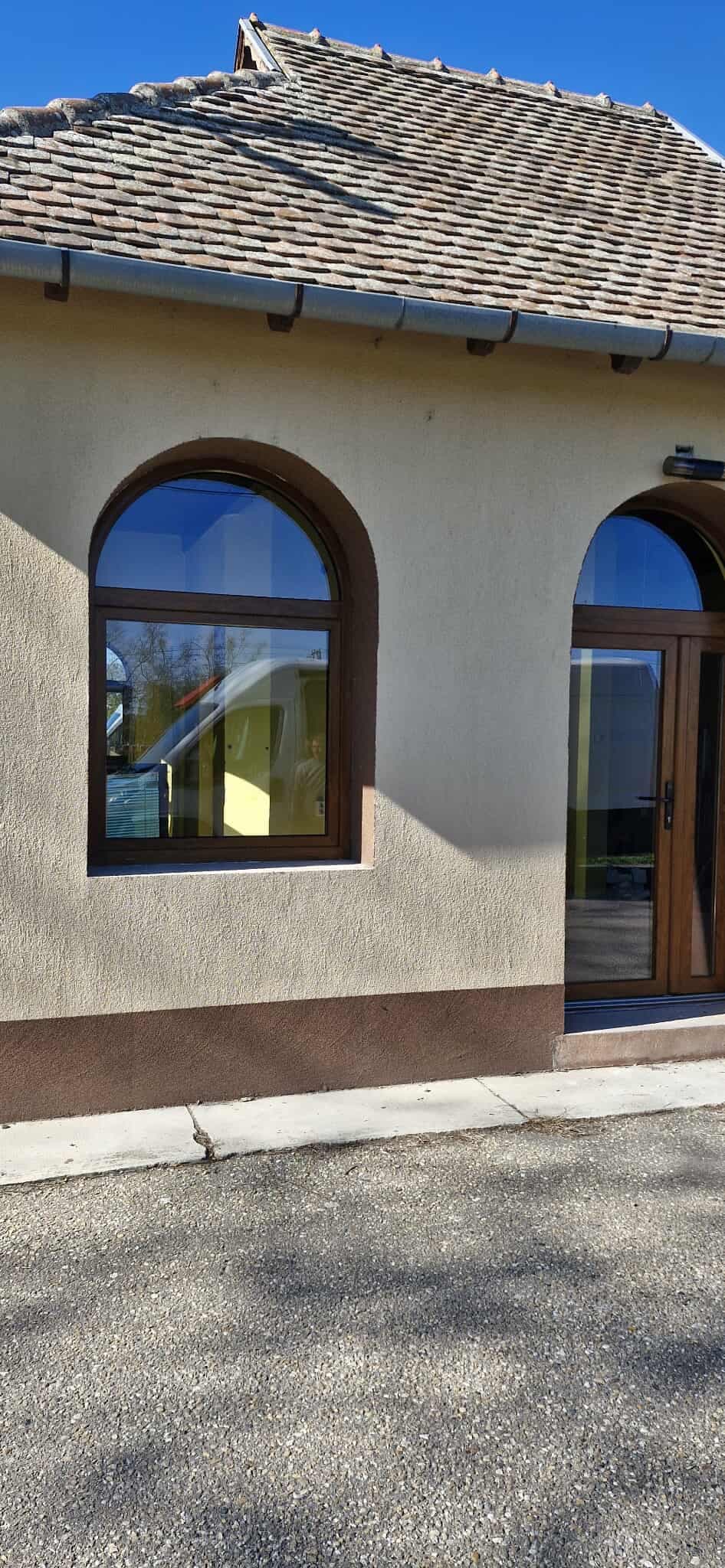 Színes íves nyílászárók cseréje.